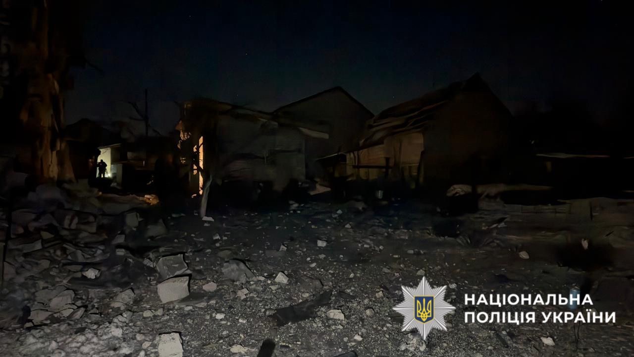 На фото зображений будинок, який пошкоджено внаслідок атаки окупантів