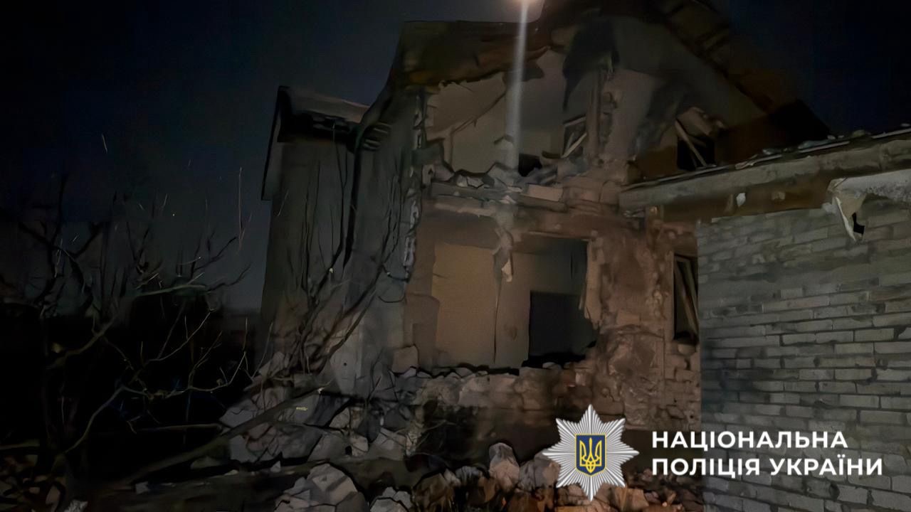 На фото зображено будинок,який постраждав внаслідок атаки