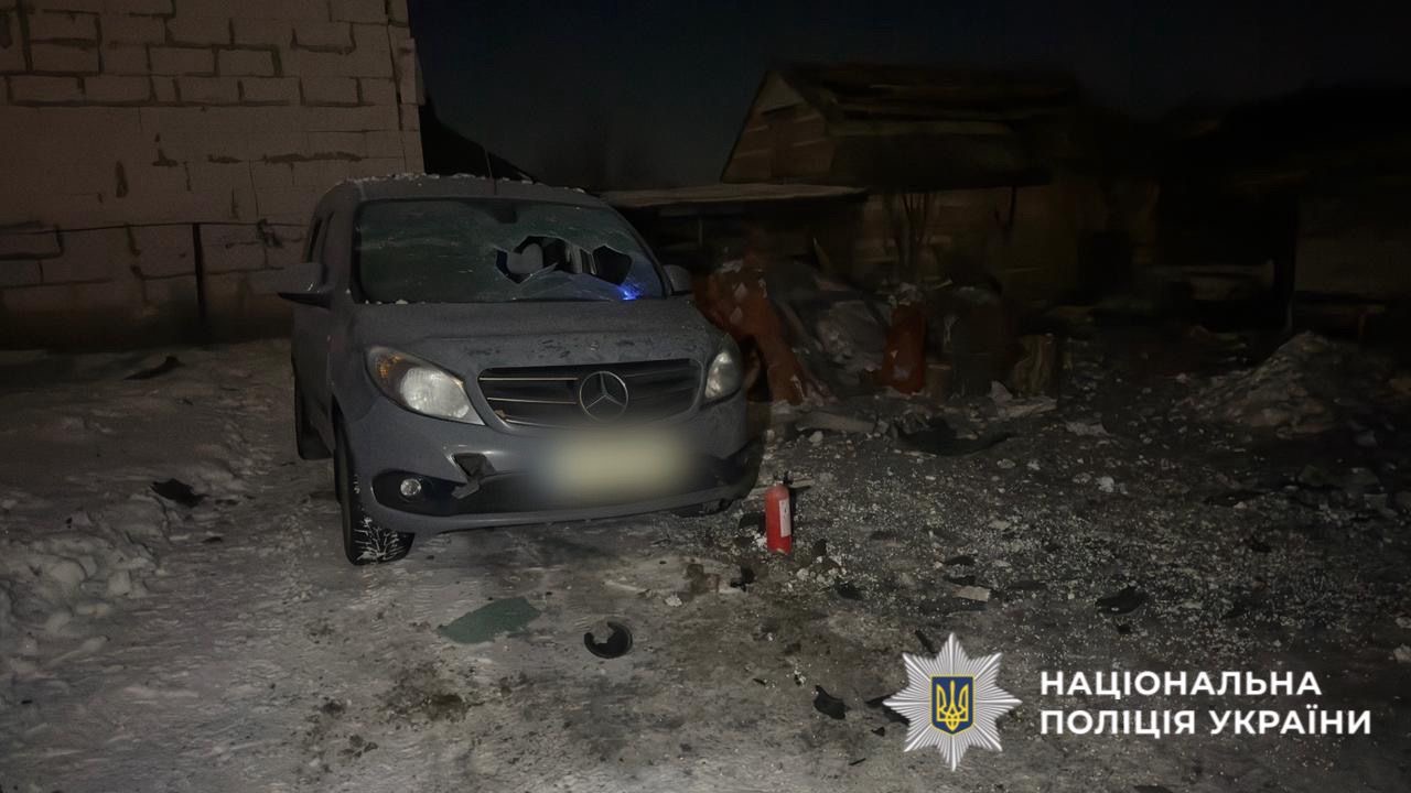 На фото зображено автомобіль, який пошкодило внаслідок атаки рф