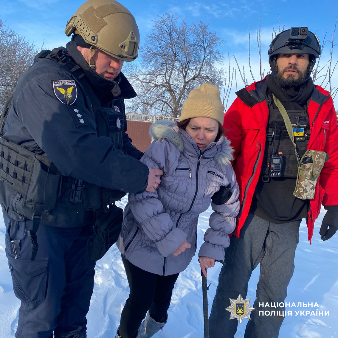 Поліція та волонтери евакуювали громадян з Вовчанської громади Харківщини