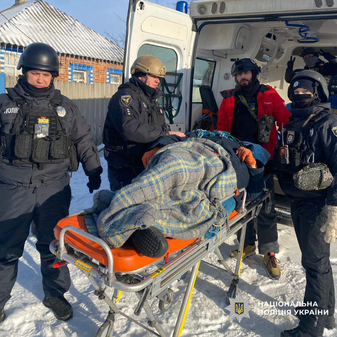 Поліція та волонтери евакуювали громадян з Вовчанської громади Харківщини