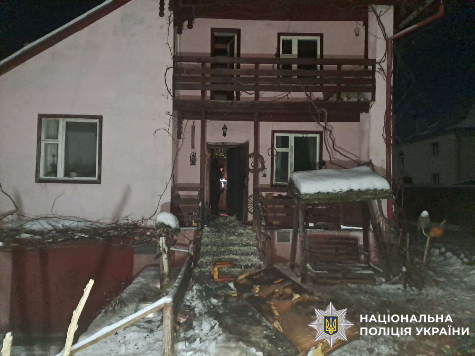 На фото зображений пошкоджений будинок.