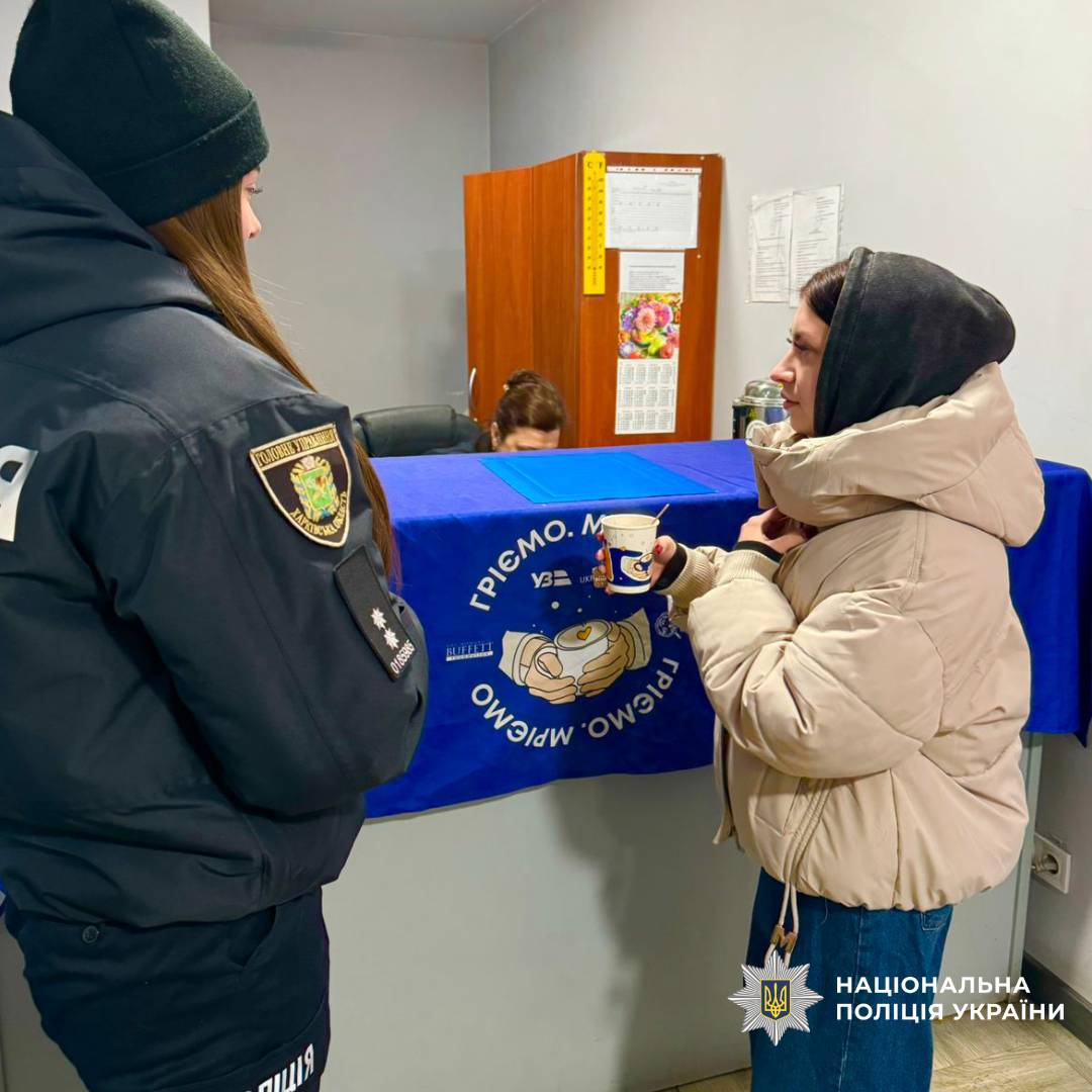 Поліцейські Харкова долучилися до роботи у пункті незламності у приміщенні вокзалу