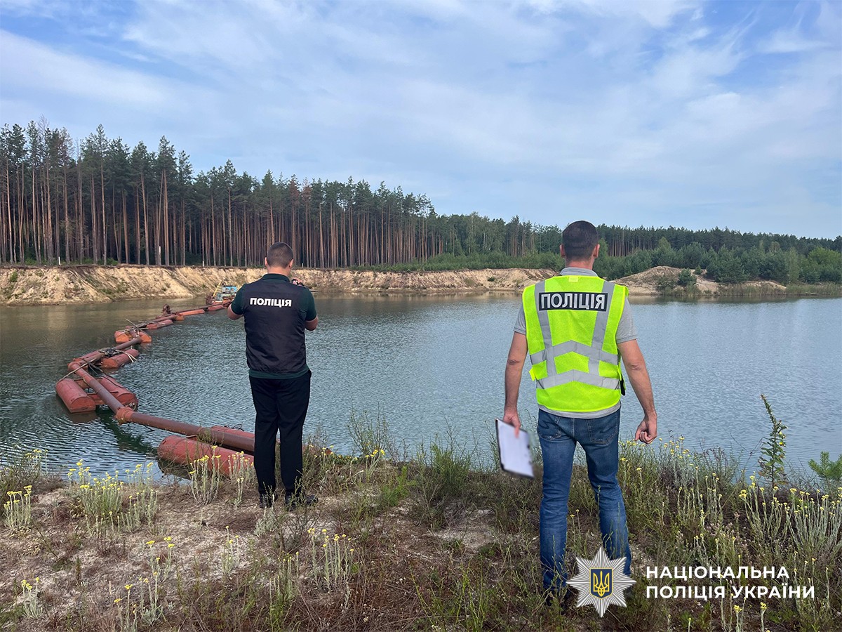 поліцейські поблизу водойми