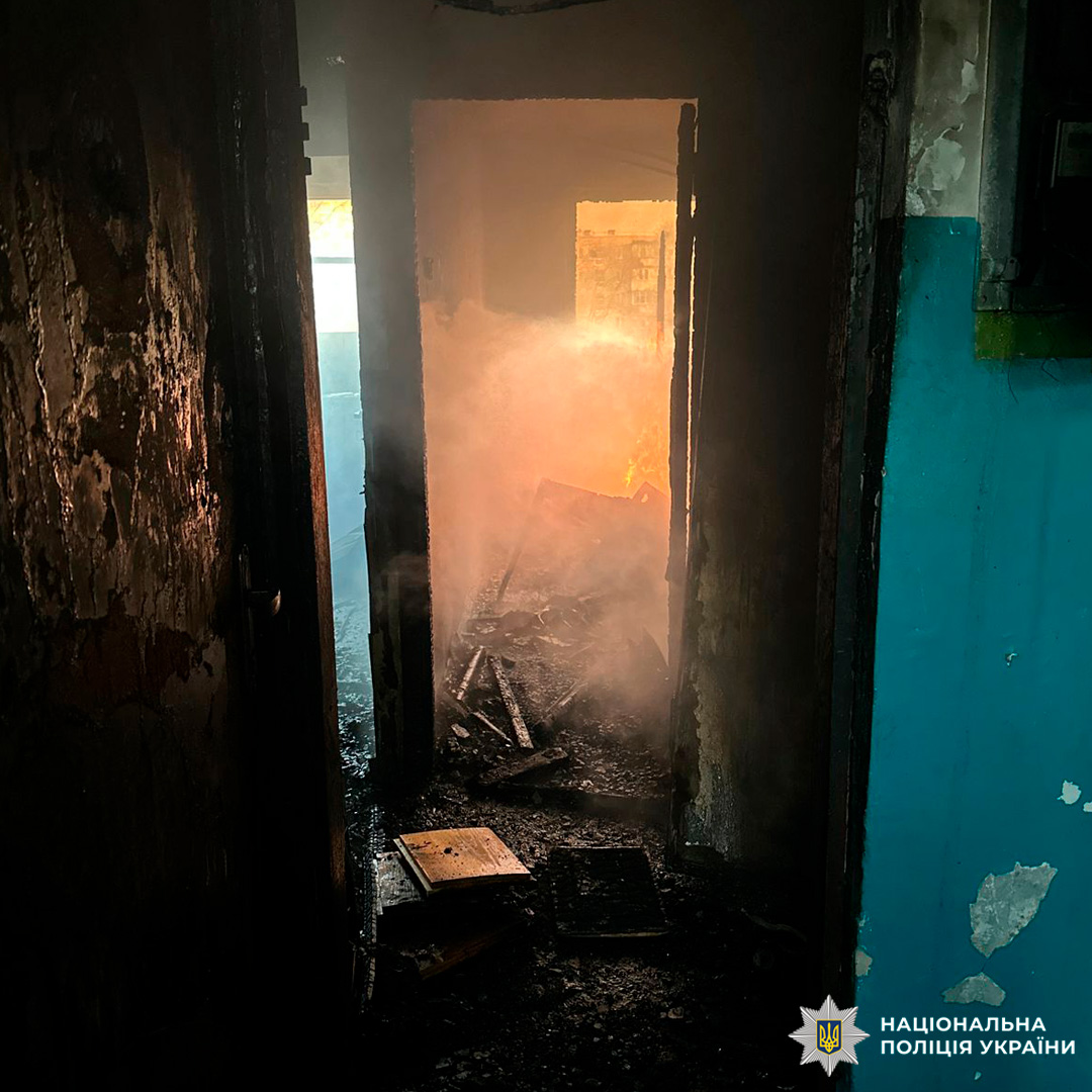 Вогонь і дим у пошкодженій кімнаті.