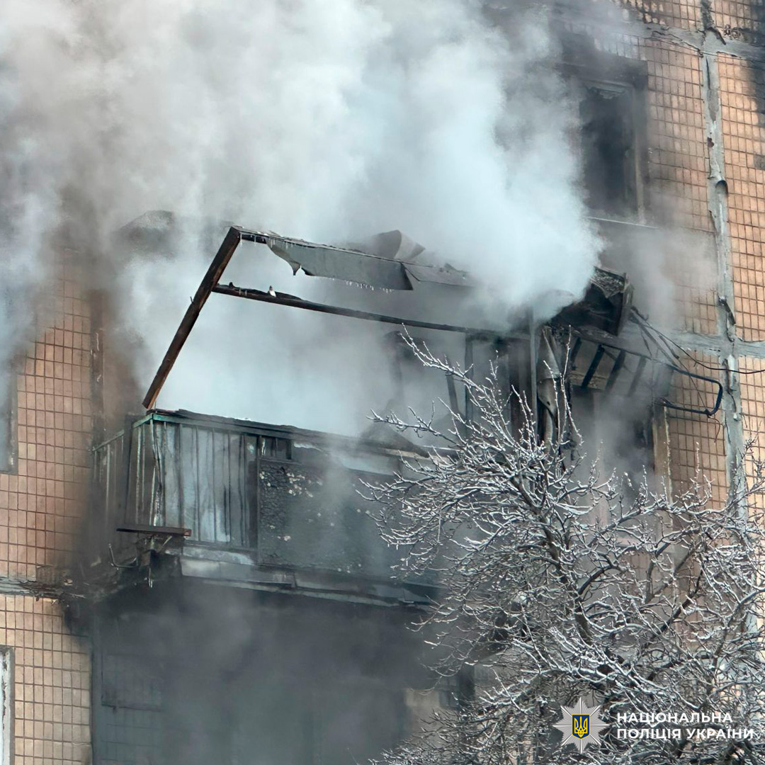 Будинок у диму після пожежі.