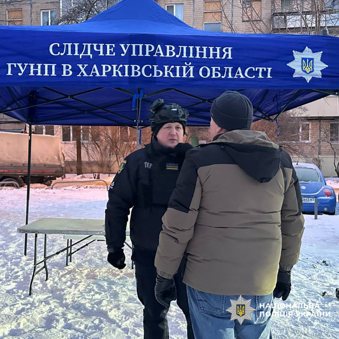 Поліція документує наслідки удару ворожого безпілотника по багатоквартирному будинку у Харкові