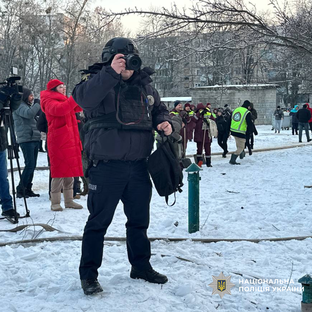 Поліція документує наслідки удару ворожого безпілотника по багатоквартирному будинку у Харкові