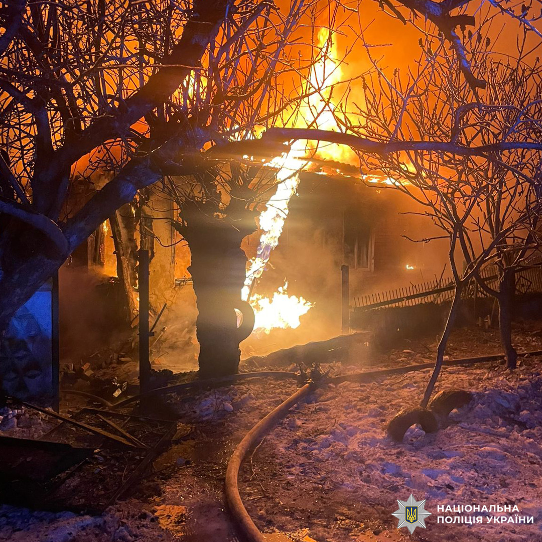 Будинок у Харківській області охоплений вогнем, на місці працюють поліцейські та рятувальники.
