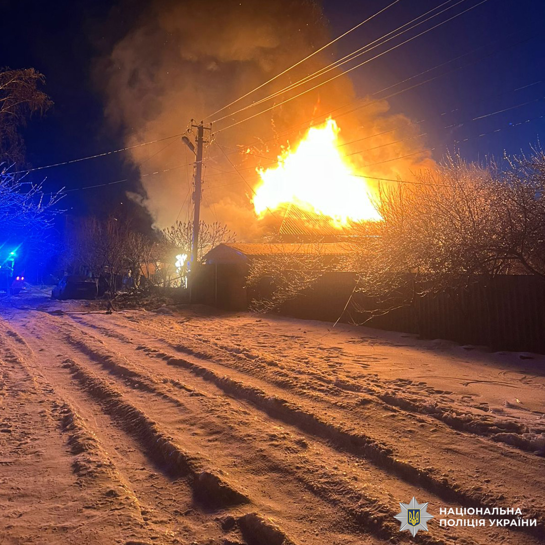 Будинок у Харківській області охоплений вогнем, на місці працюють поліцейські та рятувальники.