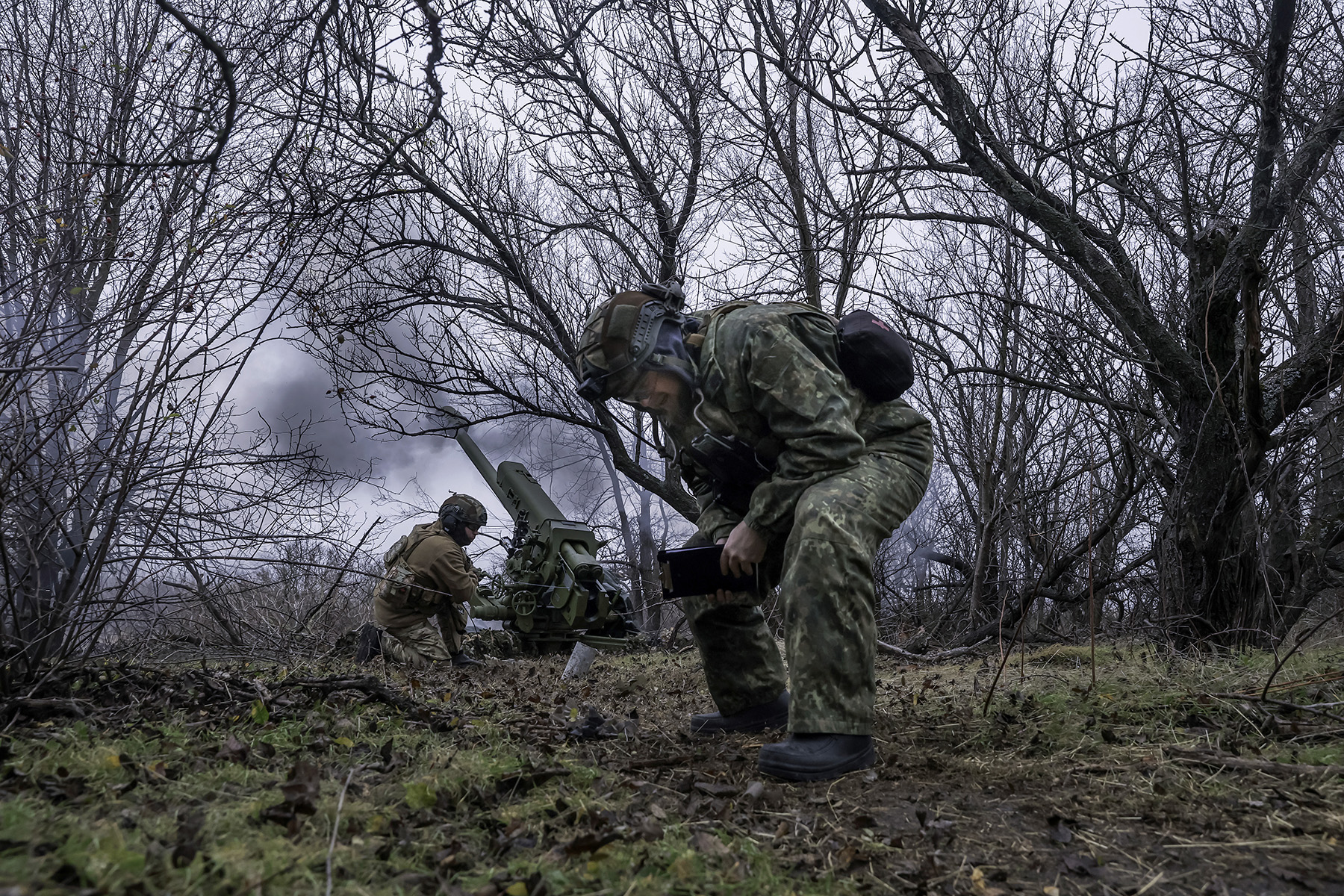 Артилеристи стрілецького батальйону запорізької поліції здійснюють постріл з  гаубиці на одній із ділянок фронту. Січень 2025 року.