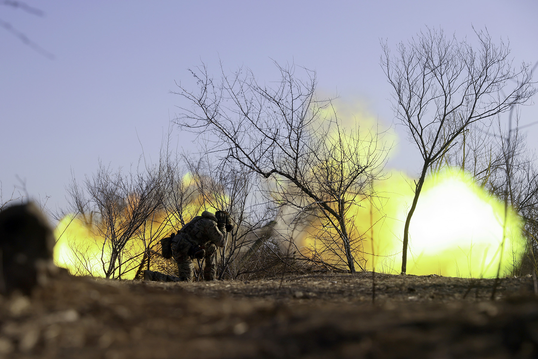 Момент пострілу гаубиці Д-30 стрілецького батальйону запорізької поліції на одному з напрямків фронту. Березень 2025 року.