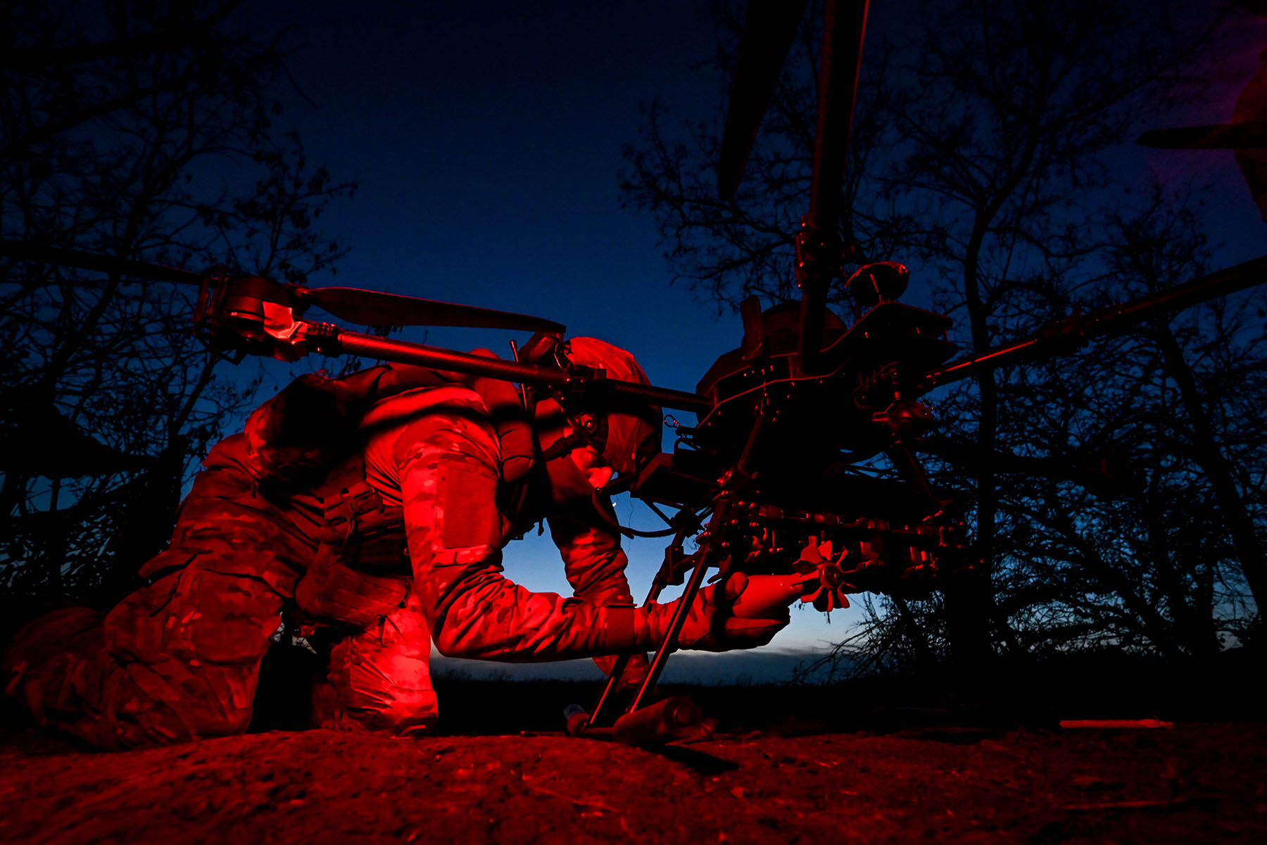 Спецпризначенець БПОП закріплює боєприпаси на БпЛА «Вампір» перед бойовим вильотом на запорізькому напрямку фронту. Квітень 2025 року.
