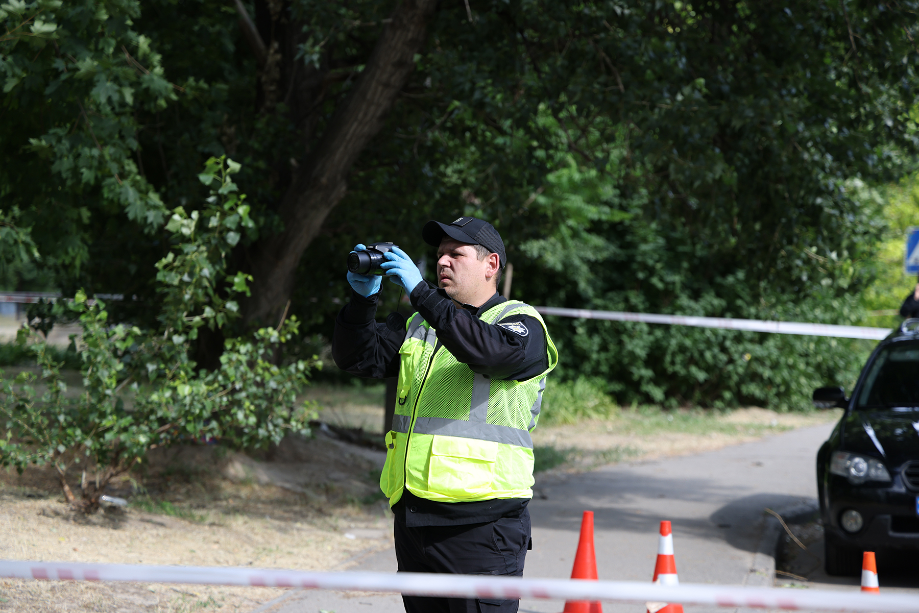 Криміналіст запорізької поліції фіксує докази на місце резонансного злочину в обласному центрі. Червень 2025 року.