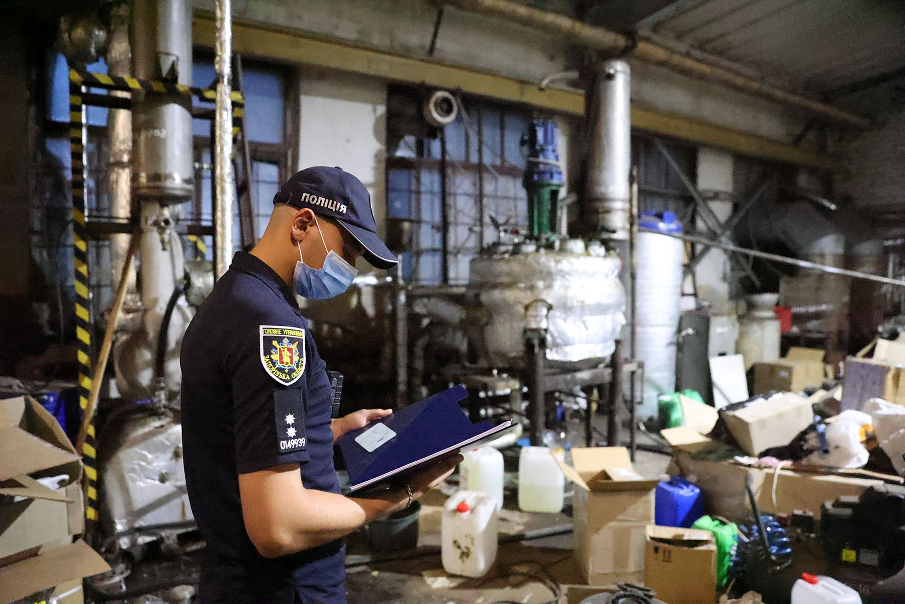 Слідчий запорізької поліції працює на території викритої нарколабораторії в обласному центрі. Липень 2025 року.