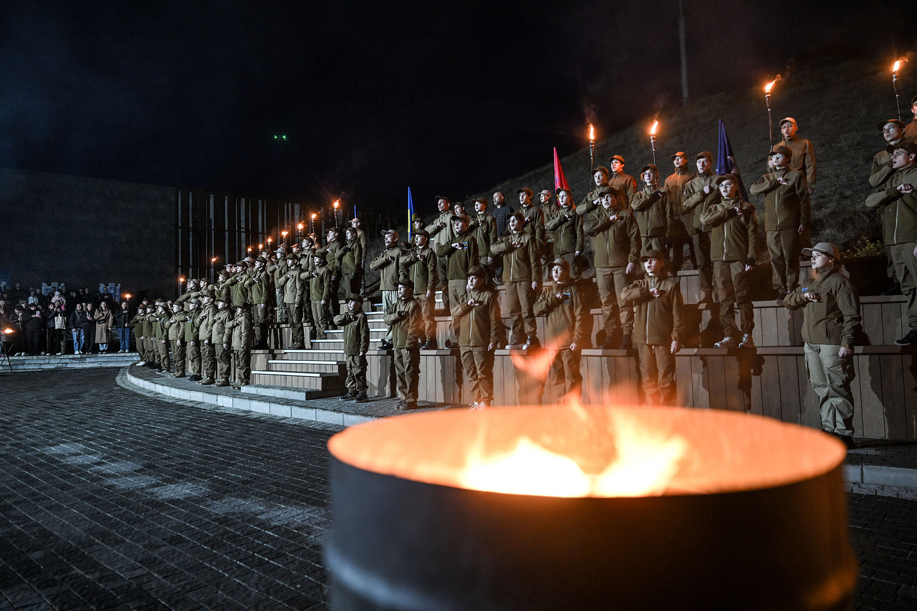 55 юнаків та дівчат на церемонії урочистої посвяти до юнацького патріотичного руху «Байда» на острові Хортиця. Жовтень 2025 року.