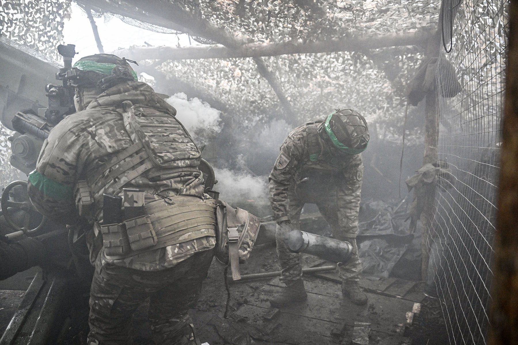 Гаубиця Д-30 стрілецького батальйону запорізької поліції працює по ворожих цілях  на одній з ділянок фронту. Листопад 2025 року.