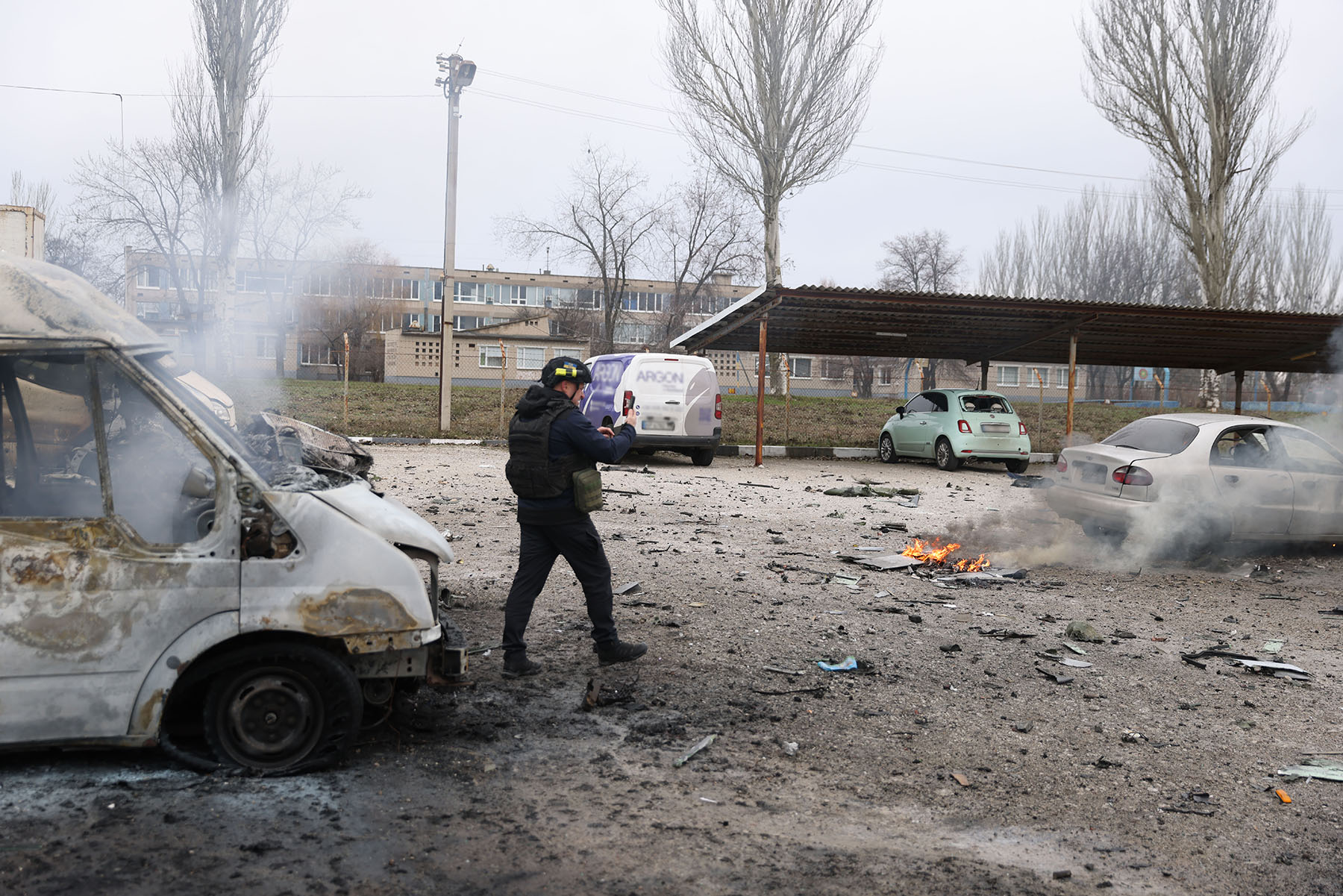 Перші хвилини після повторного удару російського дрону «Ланцет» по автостоянці обласного центру. Грудень 2025 року.
