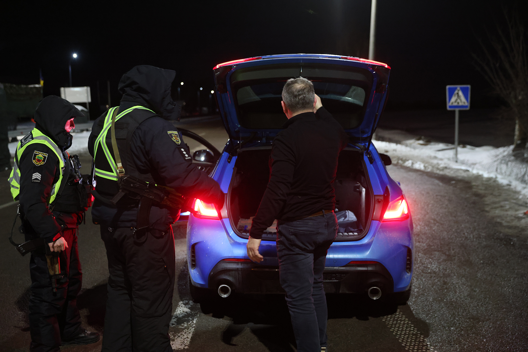 Поліцейські перевіряють транспортні засоби на одному з блокпостів міста Запоріжжя. Грудень 2025 року.
