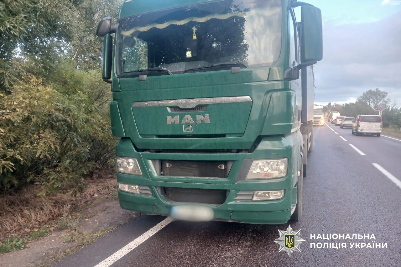 вантажівка на місці дорожньо-транспортної пригоди