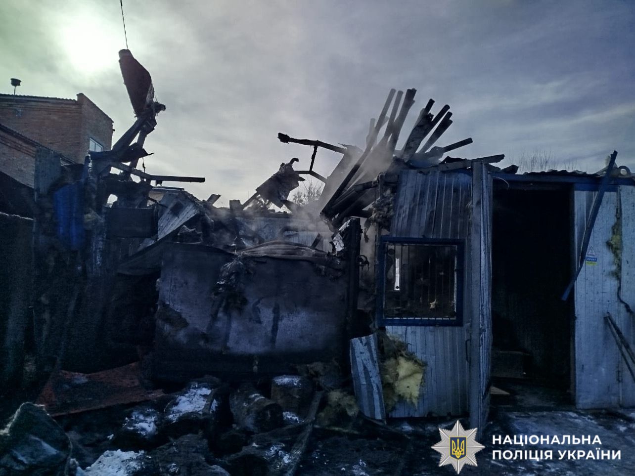 На фото зображений пошкоджений будинок.