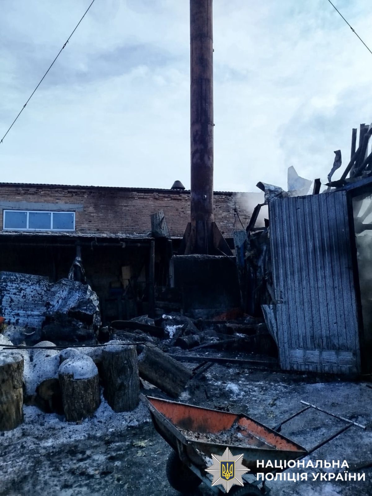 На фото зображений пошкоджений будинок.