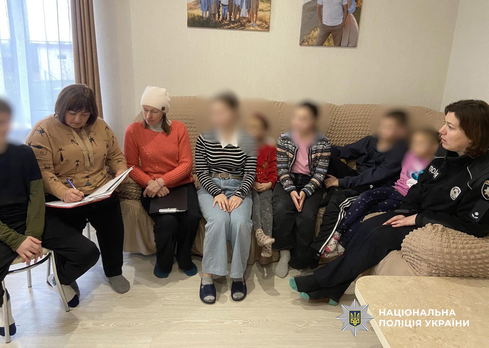 поліцейська та представники соціальної служби із дітьми