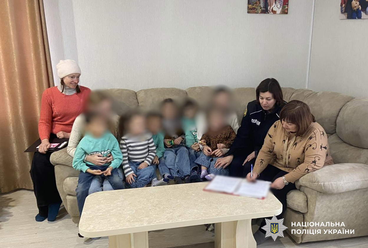 поліцейська та представники соціальної служби із дітьми