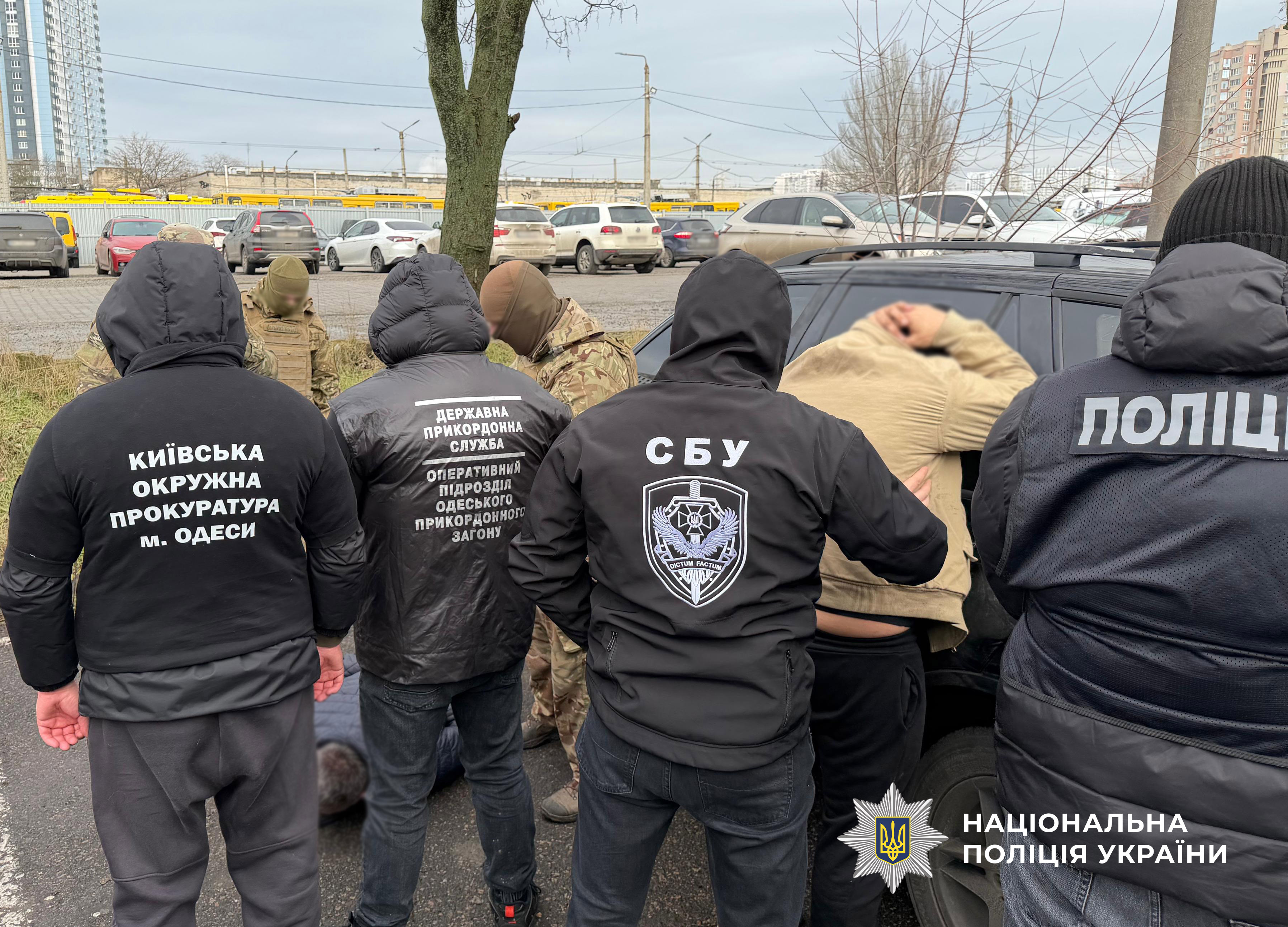 співробітники ДПСУ, прокуратури, СБУ та поліції із підозрюваними біля автівки