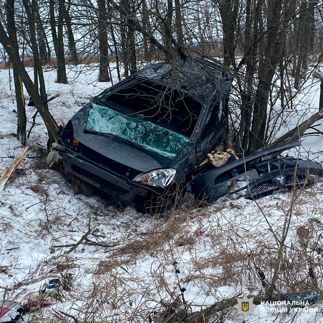 Дорожньо-транспортна пригода: пошкоджений автомобіль, уламки на дорозі, на місці працюють поліцейські.