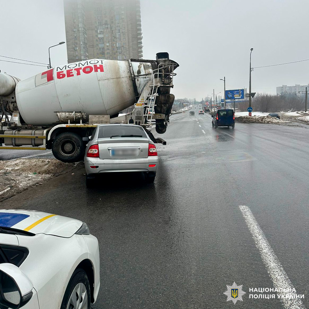 Дорожньо-транспортна пригода: пошкоджений автомобіль, уламки на дорозі, на місці працюють поліцейські.