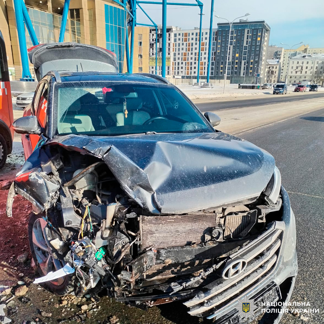 Дорожньо-транспортна пригода: пошкоджений автомобіль, уламки на дорозі, на місці працюють поліцейські.