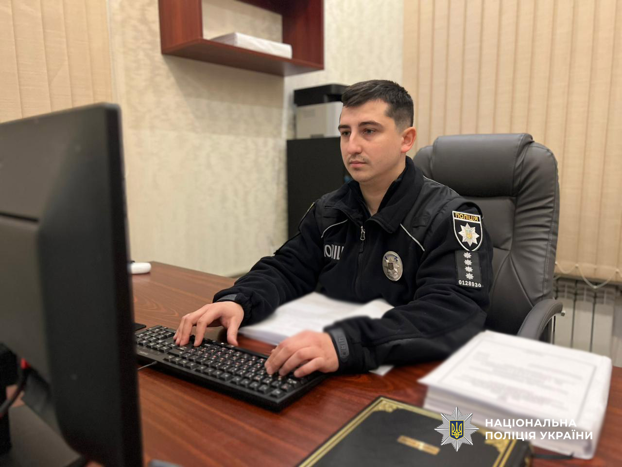 слідчий по справі працює за робочим столом