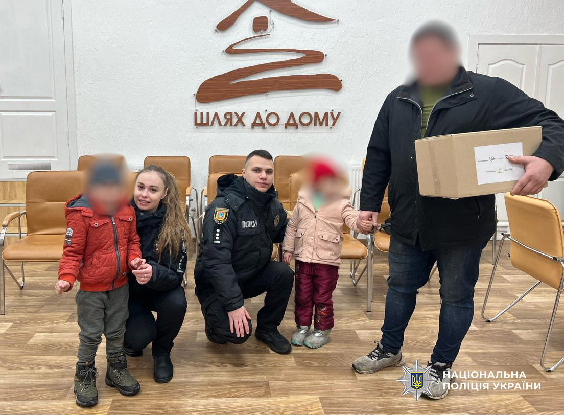 поліцейські вручають коробку із допомогою