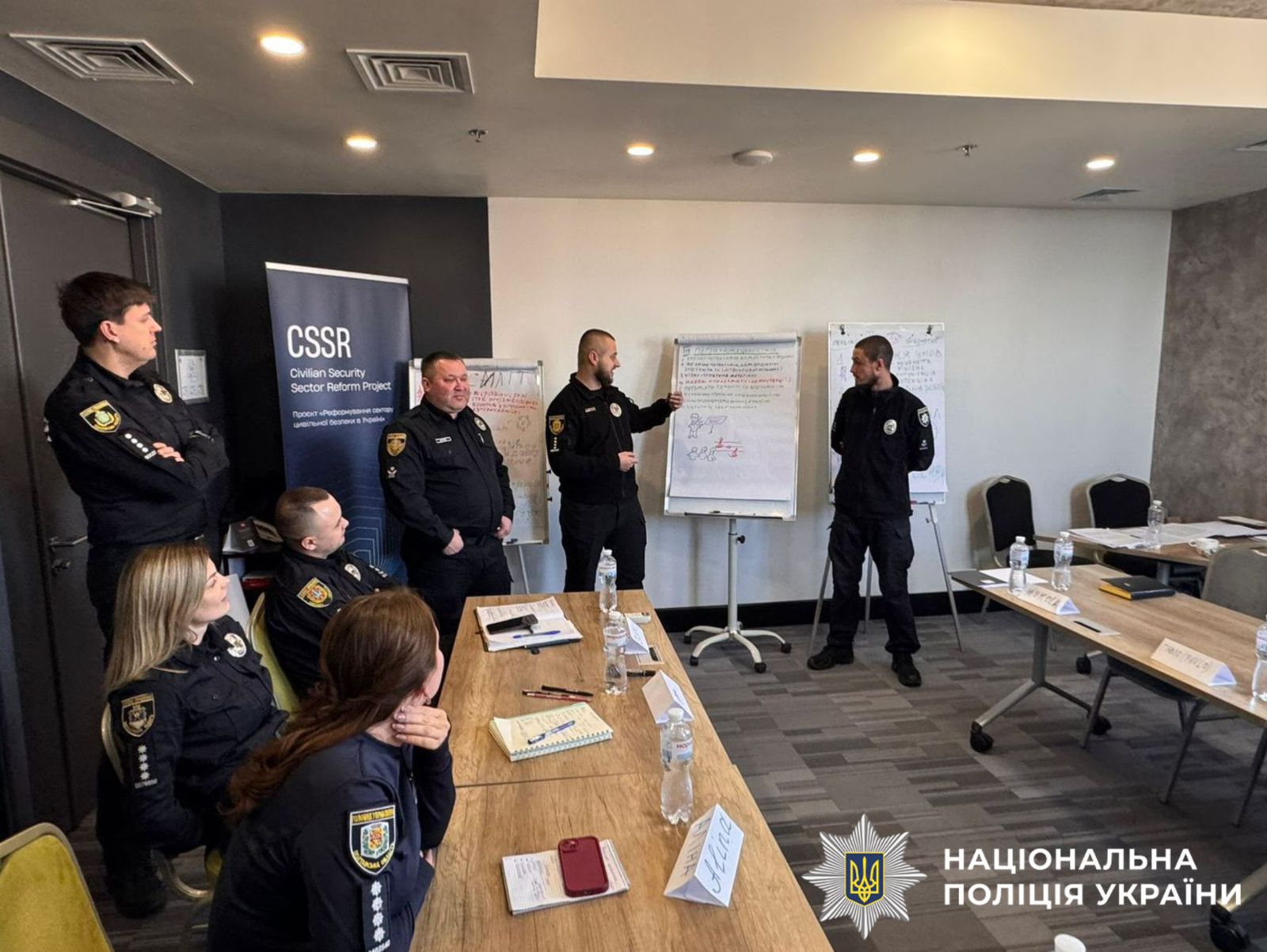 На фотографії зображено захід, щодо вдосконалення професійних навичок у сфері дотримання прав людини.