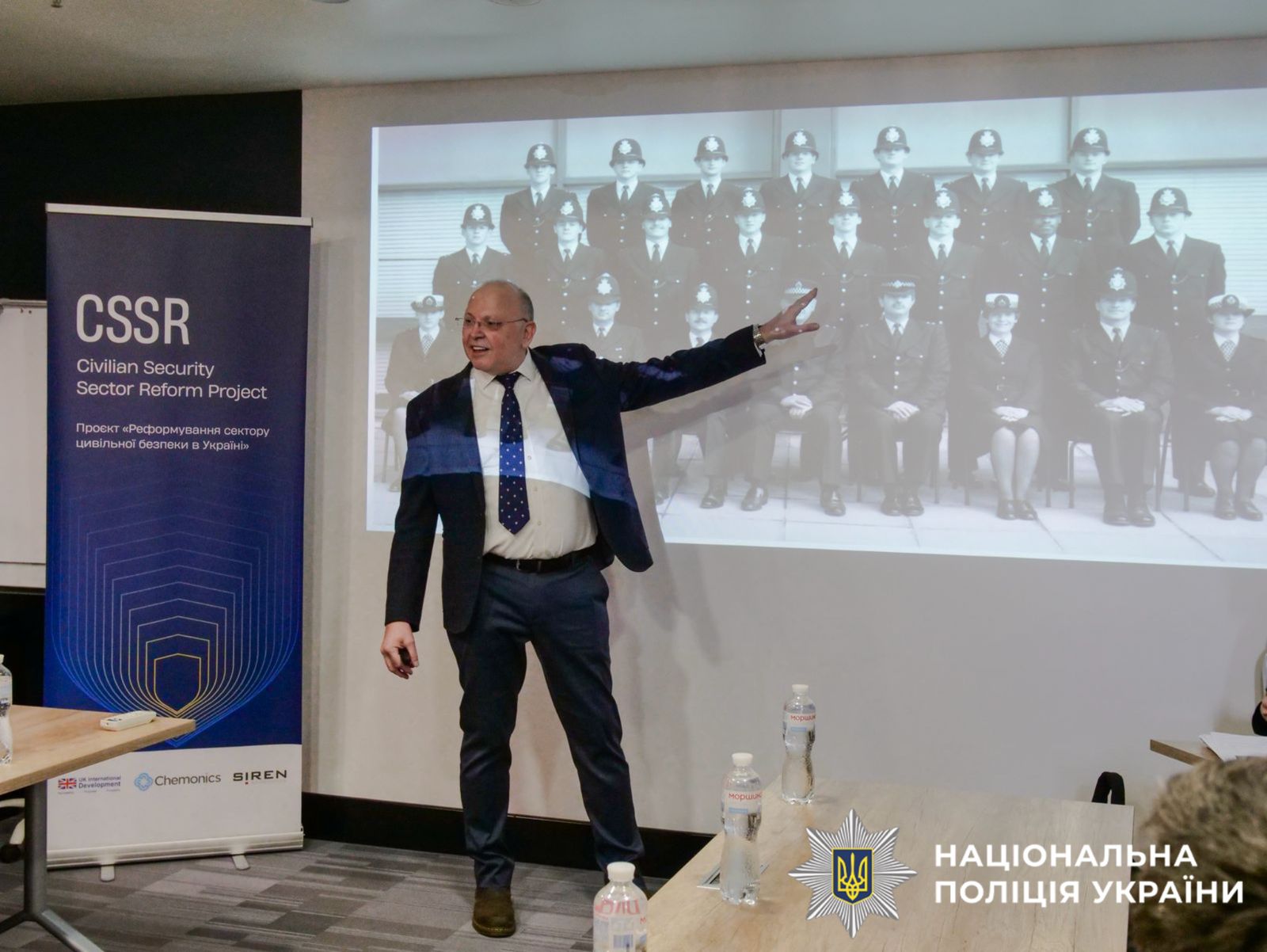 На фотографії зображено захід, щодо вдосконалення професійних навичок у сфері дотримання прав людини.