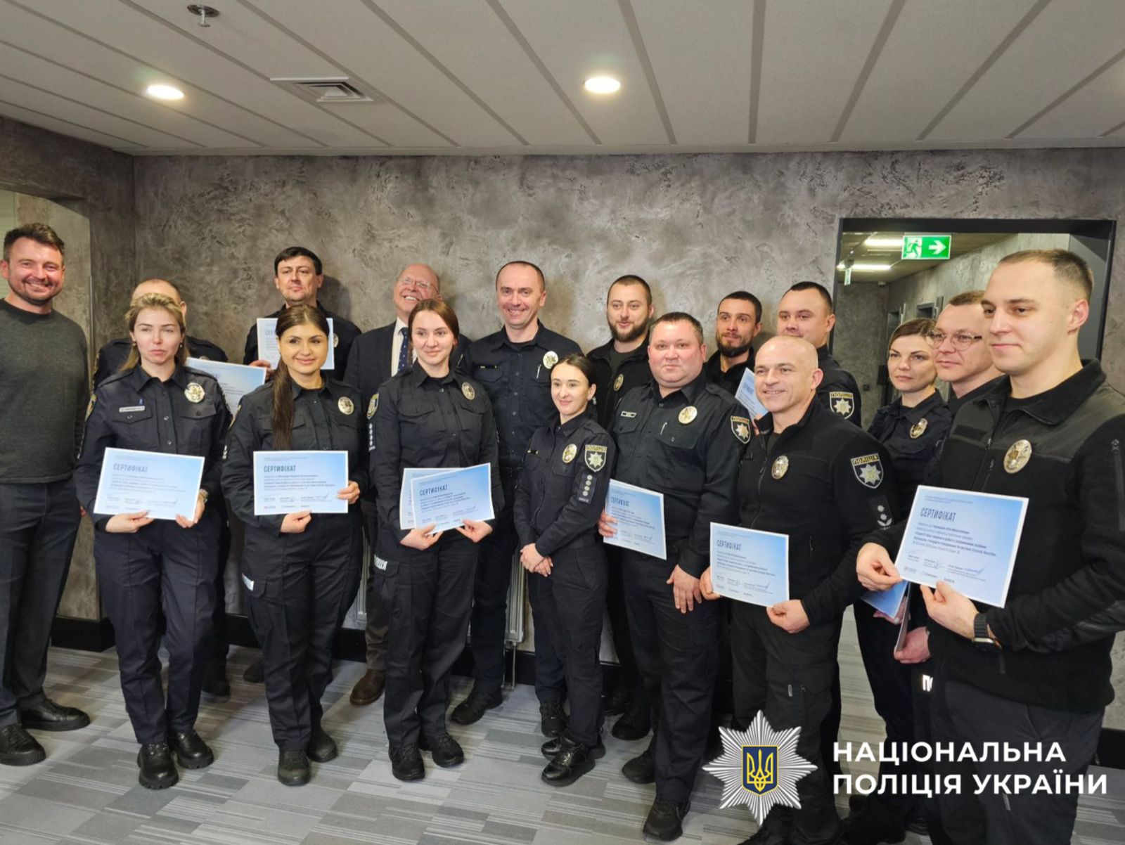На фотографії зображено поліцейських на заході, щодо вдосконалення професійних навичок у сфері дотримання прав людини.