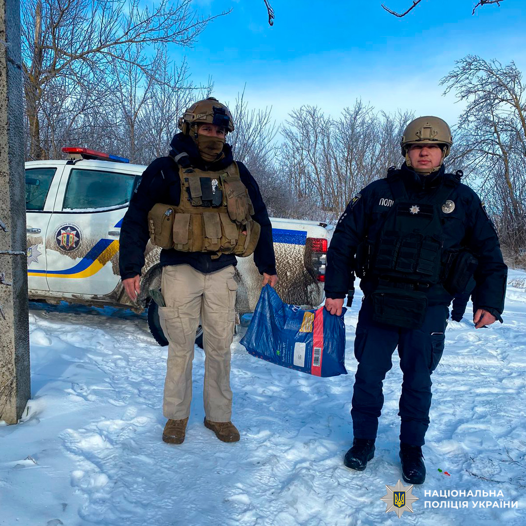 Поліцейські забезпечують доставку необхідних речей у зимових умовах.