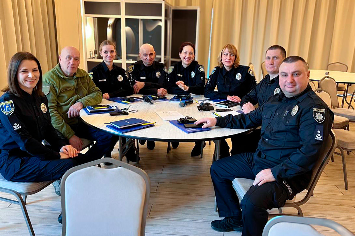 Співробітники Національної поліції України обговорюють службові питання під час робочої зустрічі.