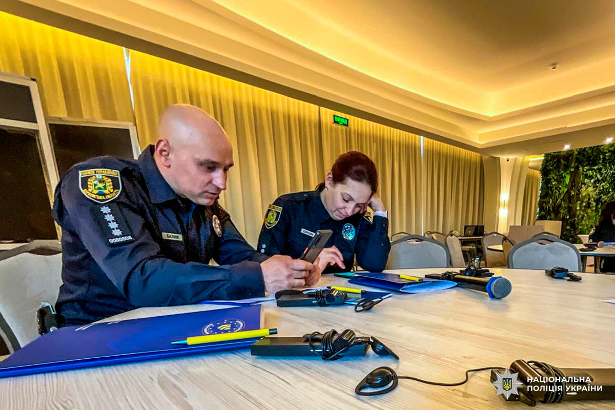 Поліцейські опрацьовують інформацію під час навчання та обговорення службових питань.