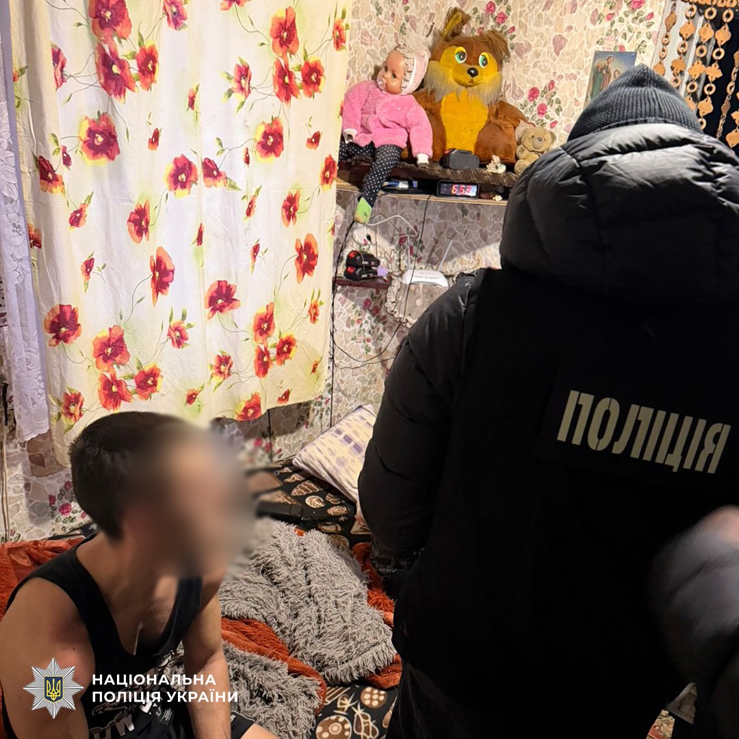 Поліцейський проводить роботу у кімнаті з громадянином