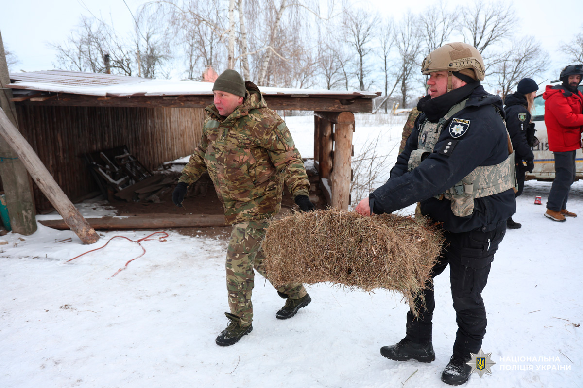 Співробітники поліції та військові здійснюють допомогу у зимових умовах, транспортують сіно