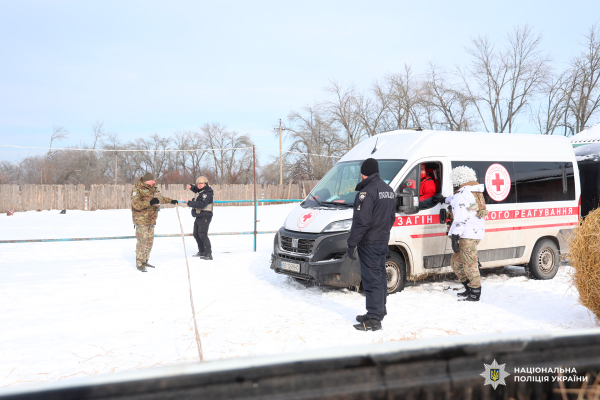 Поліцейські та військові працюють із автомобілем швидкого реагування під час спільної операції