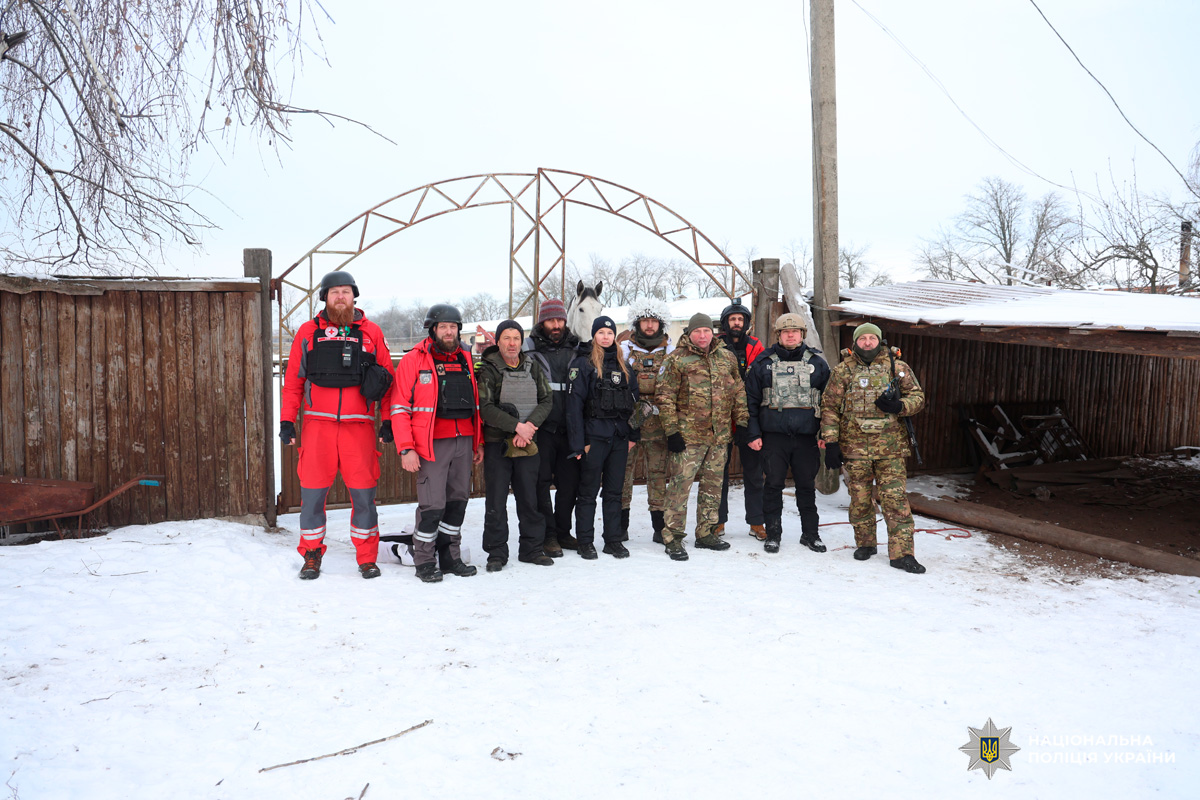 Співробітники поліції, військові та медики працюють разом у зимових умовах