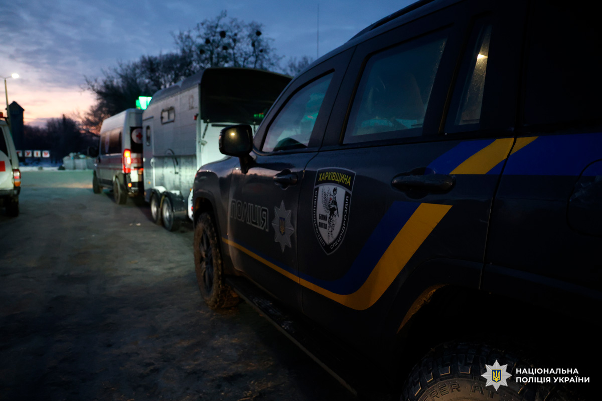 Спеціальний автомобіль поліції Харківщини рухається у складі колони