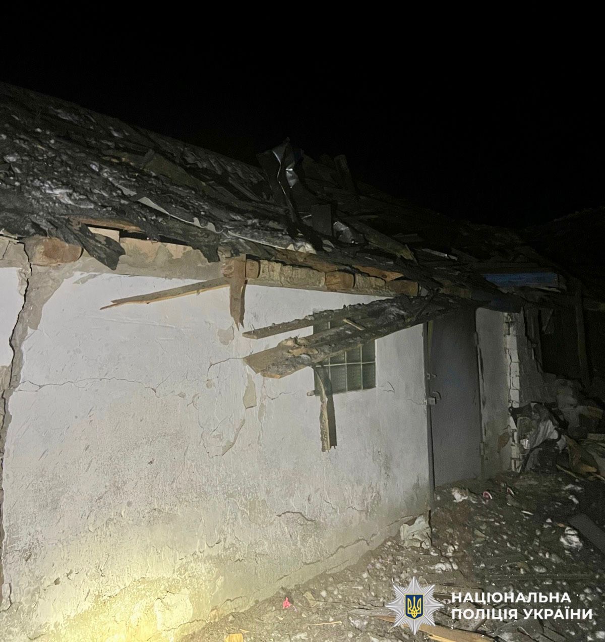На фото зображений будинок, який пошкоджений внаслідок обстрілу
