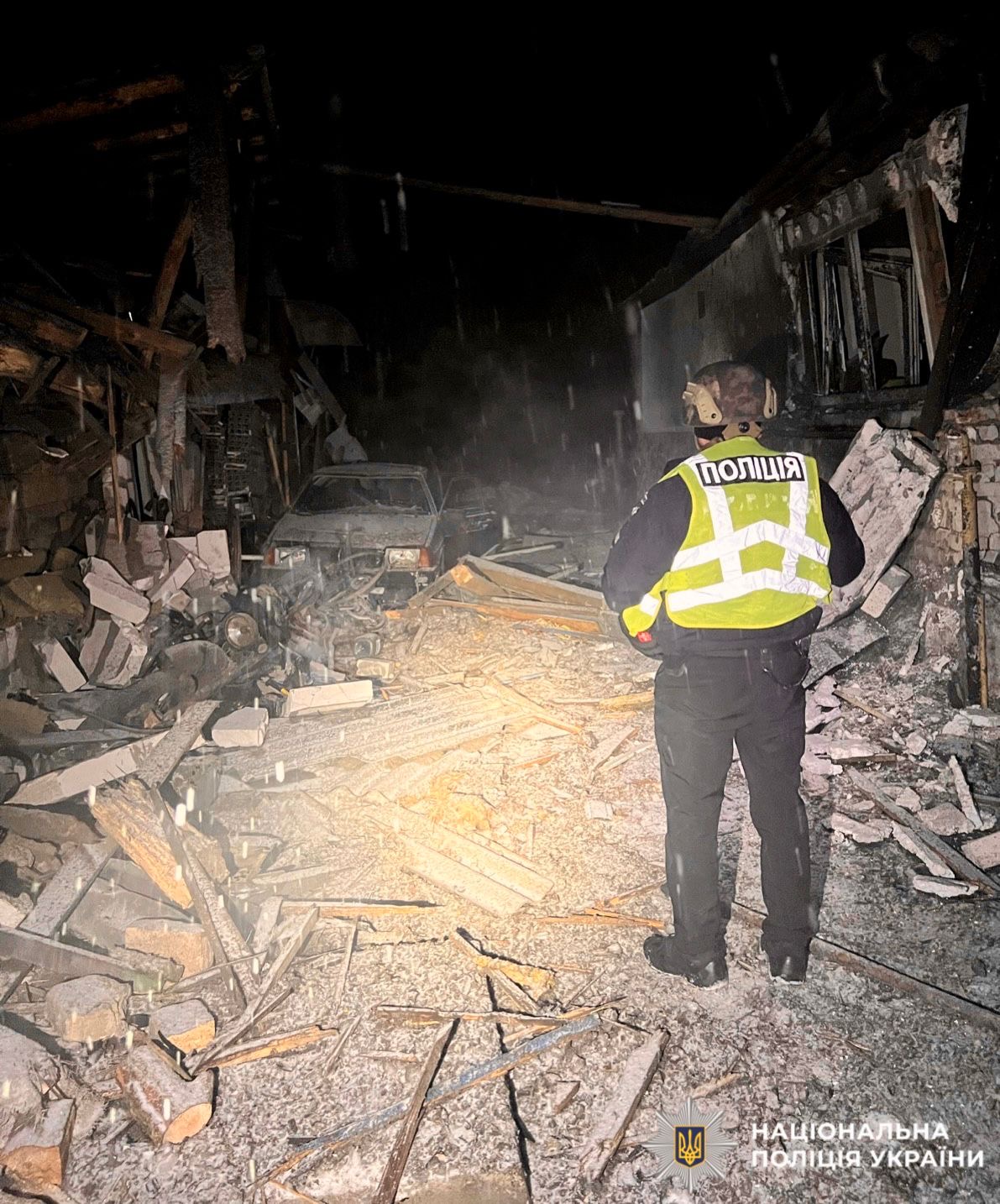 На фото зображений поліцейський, який працює на місці обстрілу