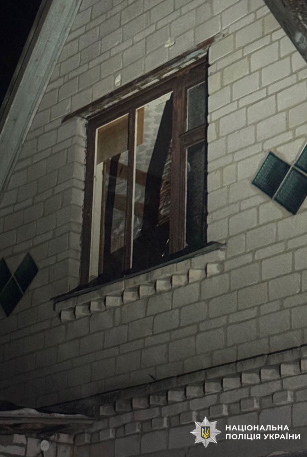 На фото зображене вікно, яке постраждало внаслідок атаки рф