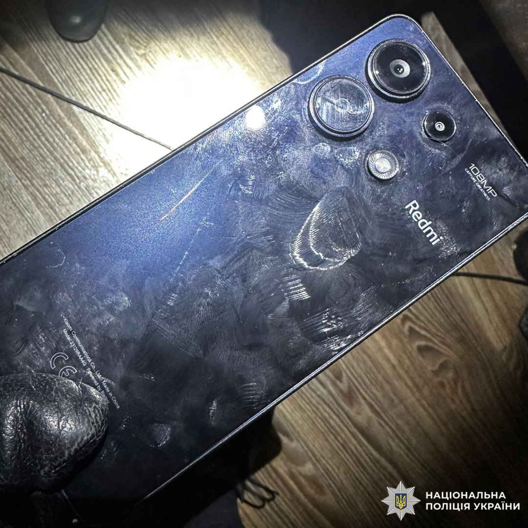 Задокументовано мобільний пристрій із відбитками пальців у ході слідчих дій.