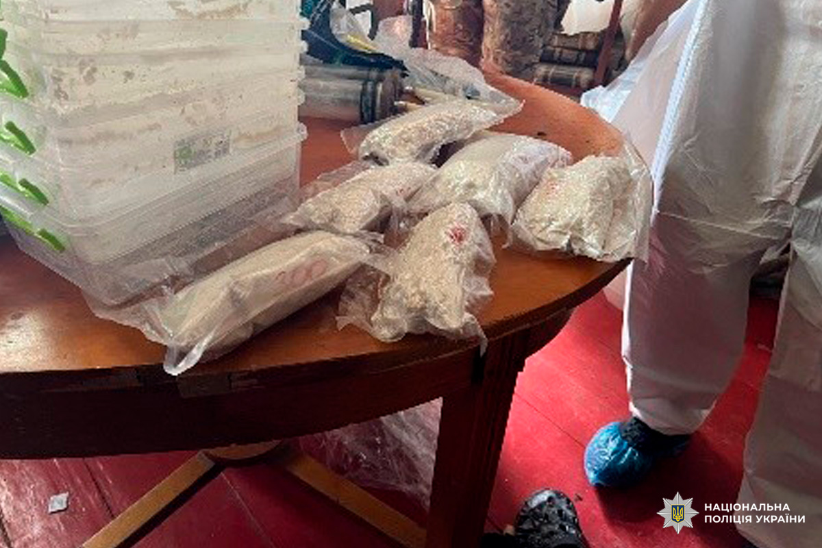Нацполіція України фіксує вилучені пакети з білою речовиною та контейнери під час операції.